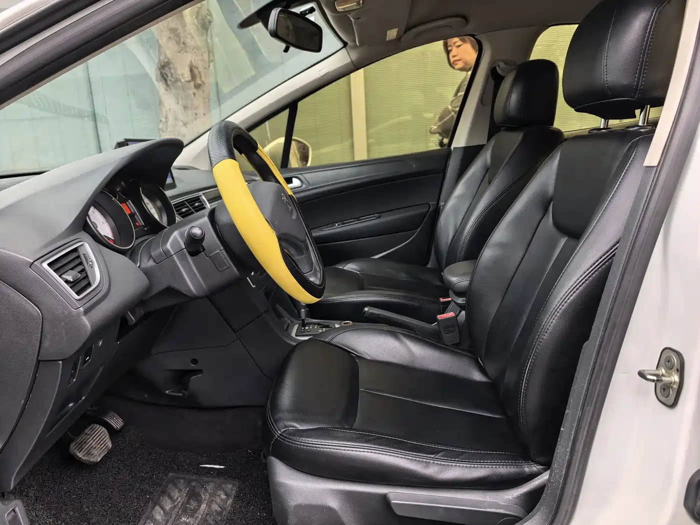 Peugeot 308 2014 Model Joy Edition Classic 1.6L Automatic Superior Style фото 9