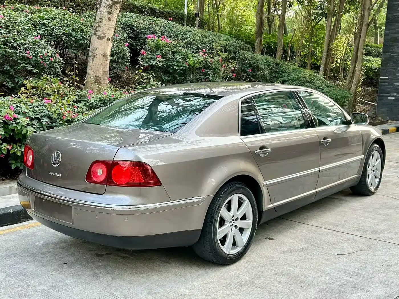Volkswagen Phaeton 2009 Model 3.6L V6 5-seat Extended Luxury фото 8