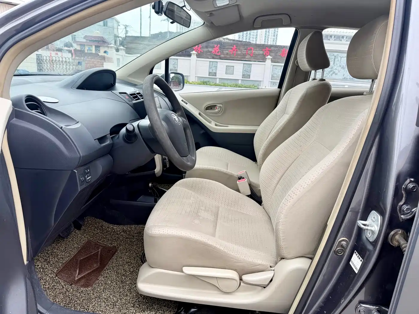 Toyota Yaris 2011 1.6E Auto Charm Edition фото 9