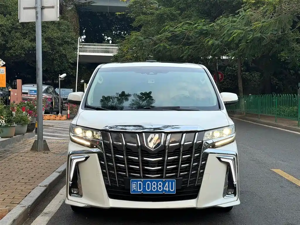 Toyota Alphard 2021 Hybrid 2.5L Luxury фото 2