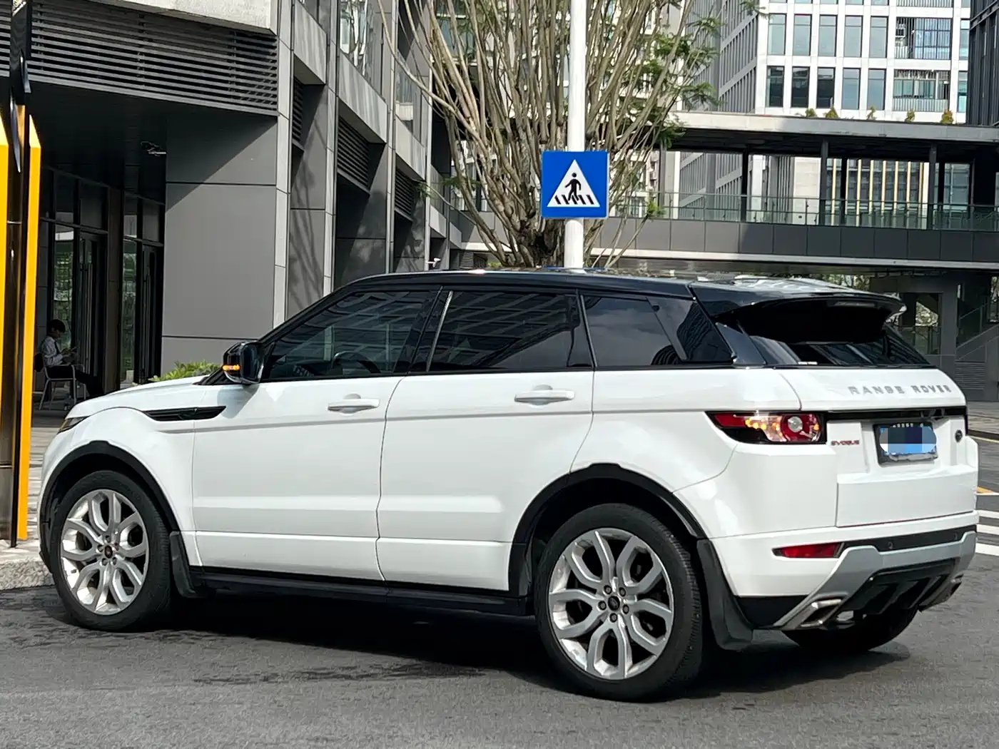 Land Rover Range Rover Evoque (Import) 2013 2.0T 5-Door Spark Limited Edition фото 7