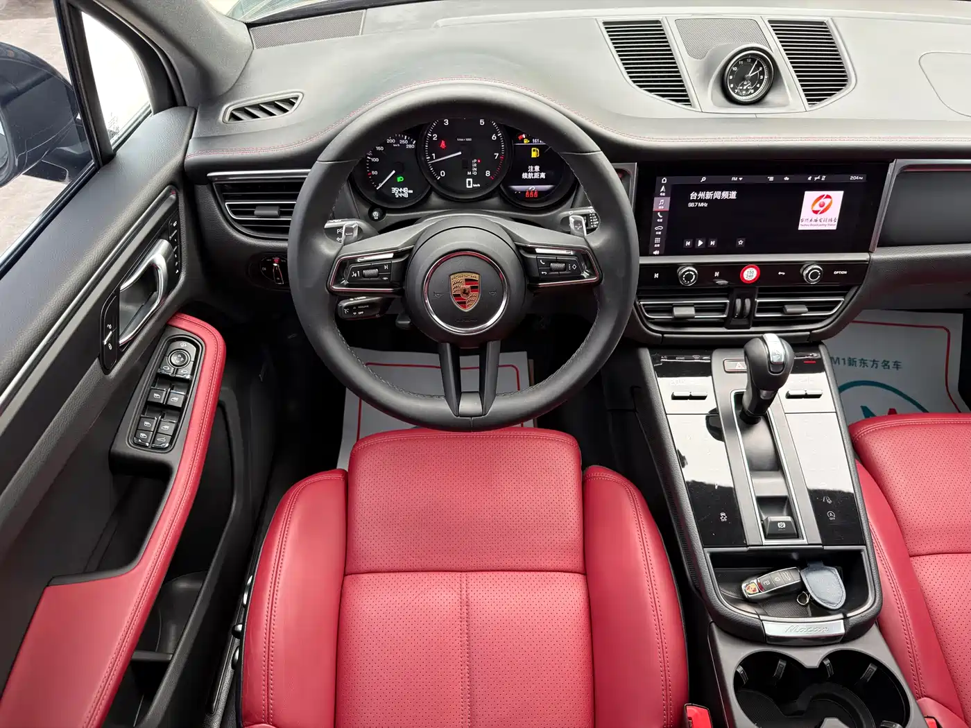 PORSCHE MACAN