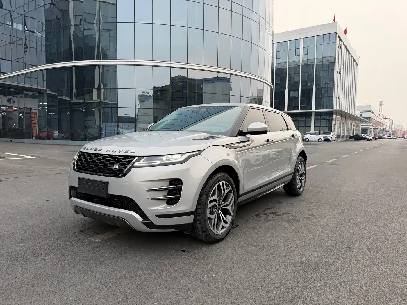 Land Rover Range Rover Evoque 2023 Range Rover Evoque L 249PS Luxury Edition фото 2