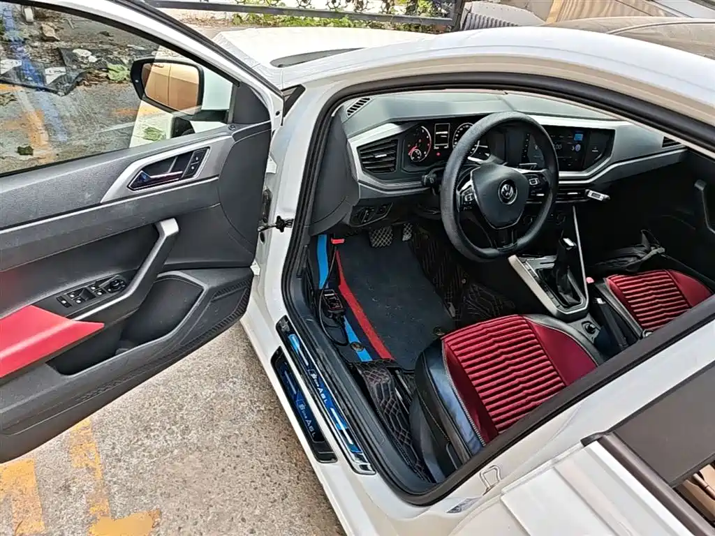 VOLKSWAGEN POLO