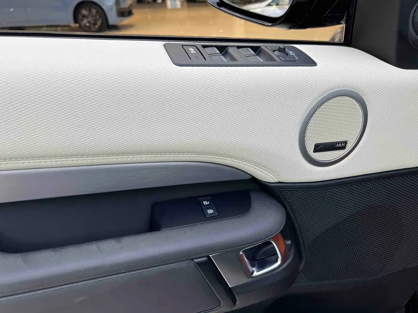 Land Rover Discovery 2023 360PS R-Dynamic S фото 10