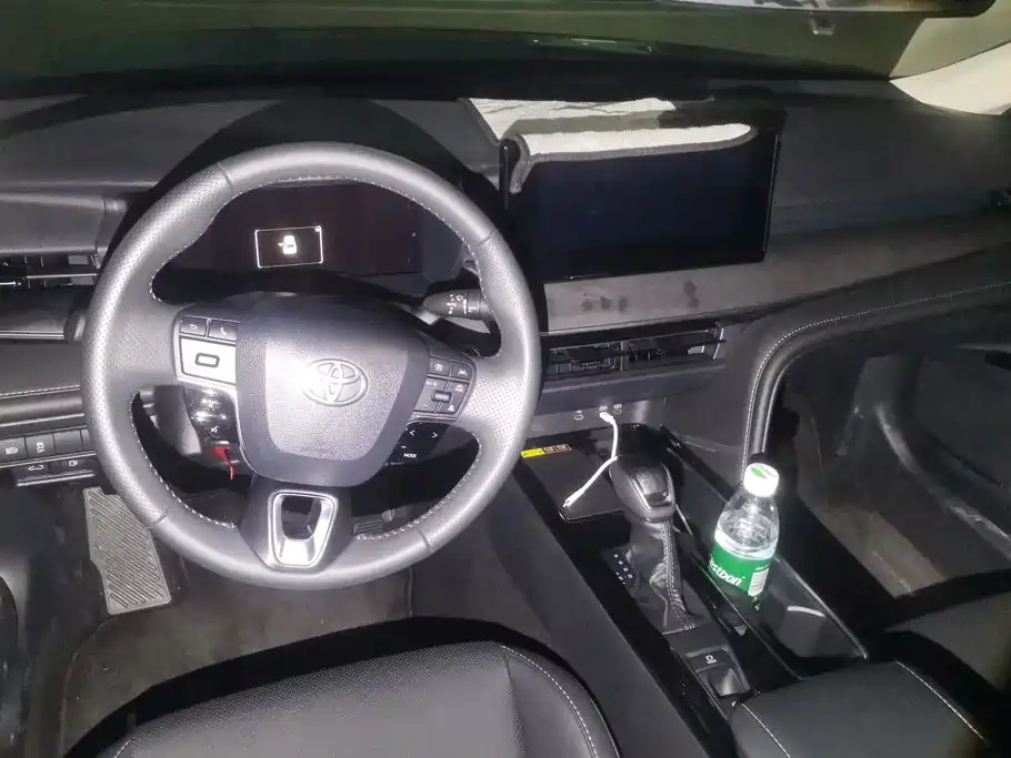 Фото 12 - Toyota Camry