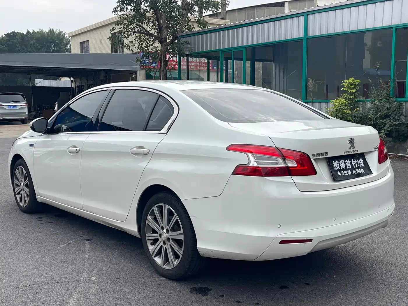 Peugeot 408 2015 Model 1.2T Automatic Luxury Edition фото 6