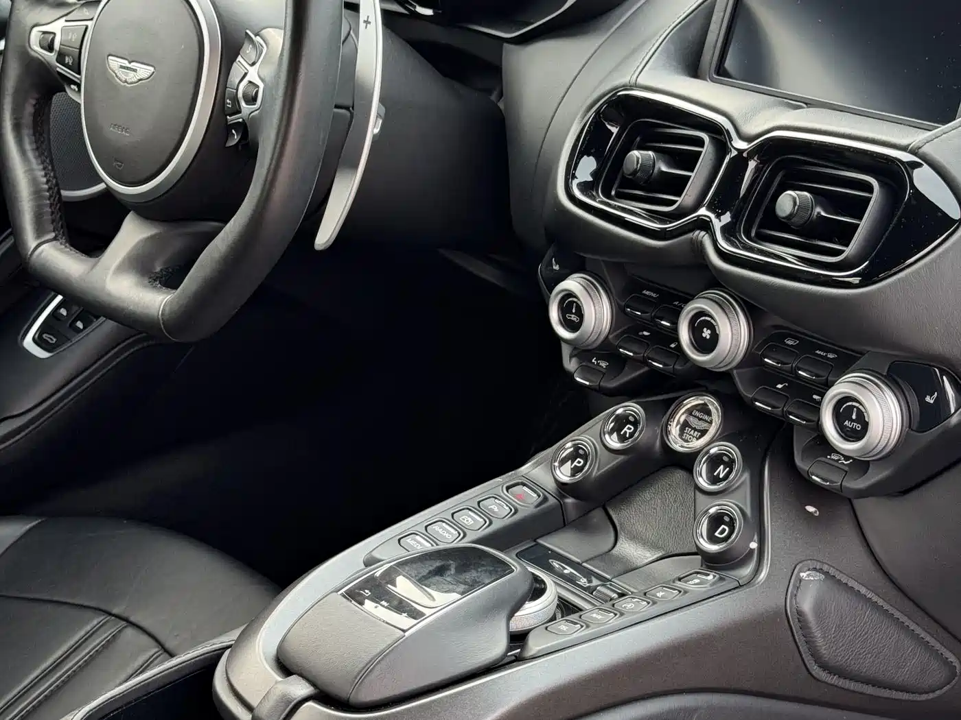 Aston Martin V8 Vantage 2020 4.0T V8 Coupe фото 9