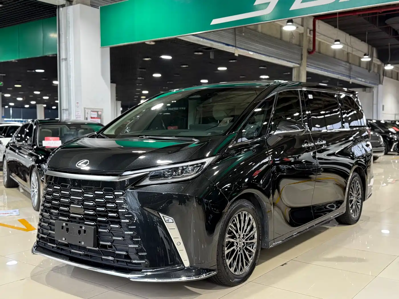 Lexus LM 2023 500h 6-Seater Prestige Edition