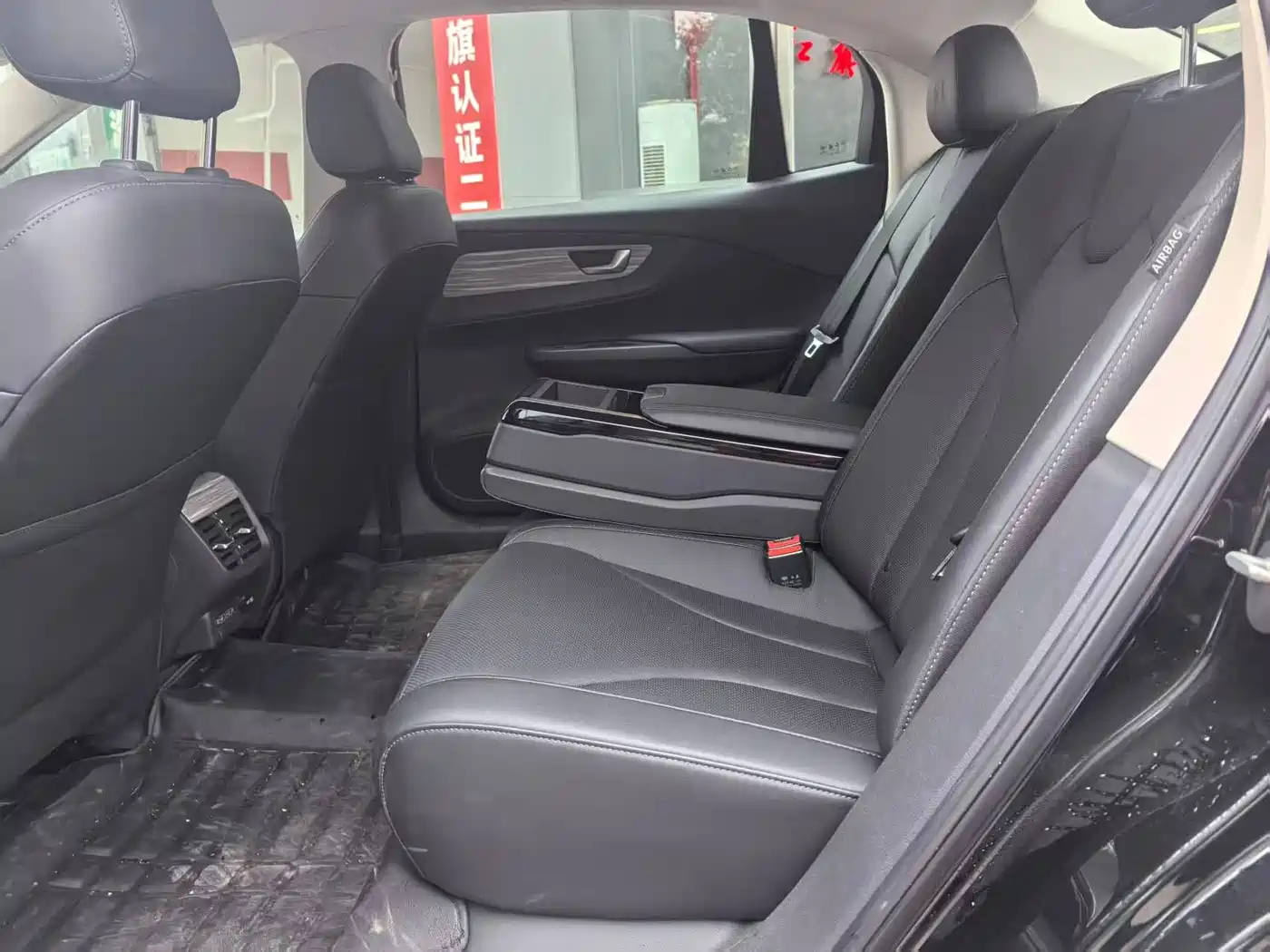 Hongqi E-QM5 2024 Model 450km Travel Edition фото 16
