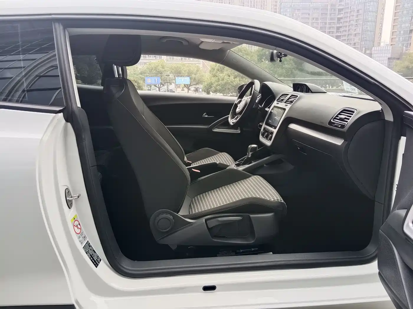 Volkswagen Scirocco 2015 1.4TSI Trend Edition фото 12