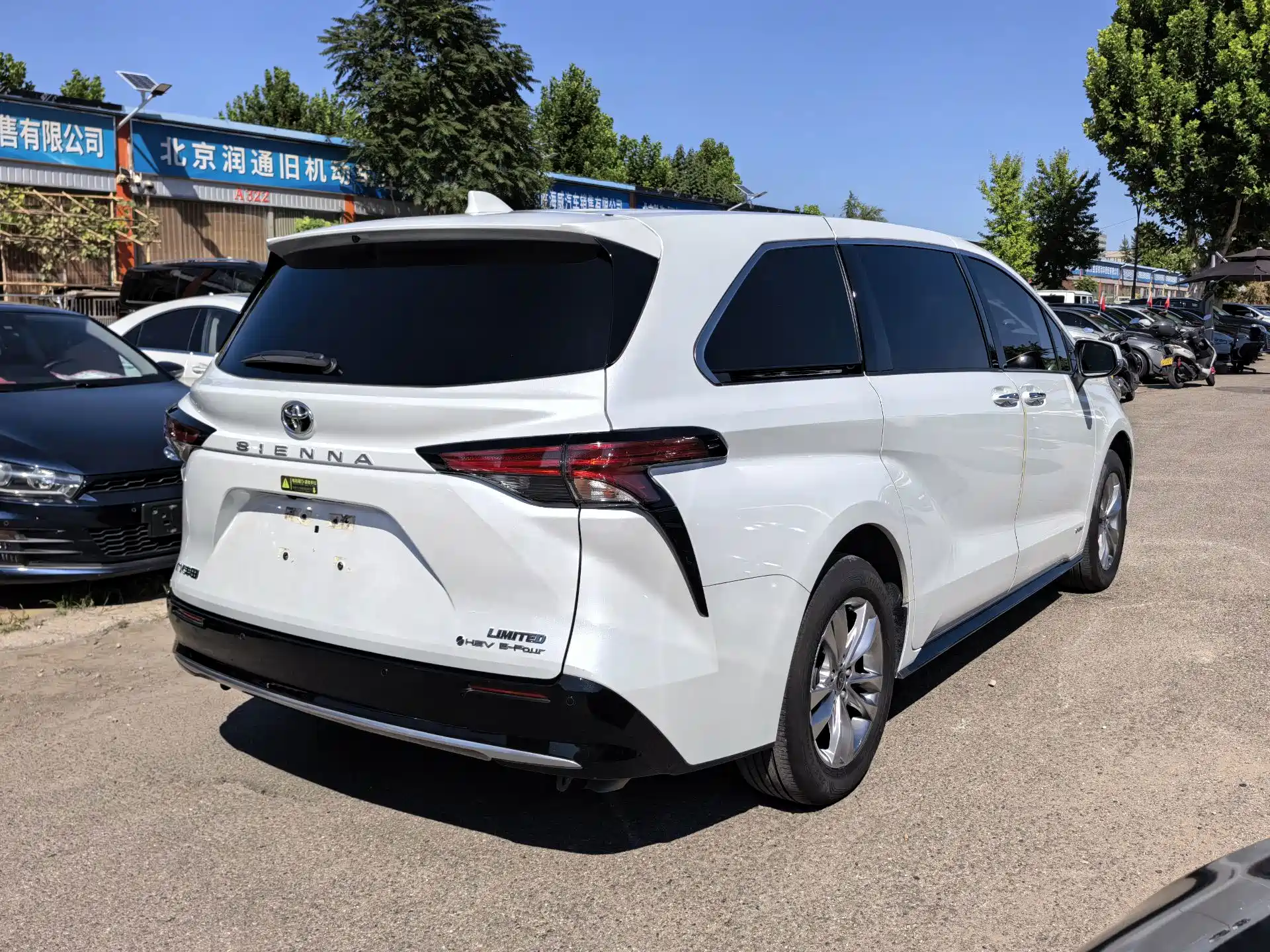 Photo 6 - Toyota Sienna