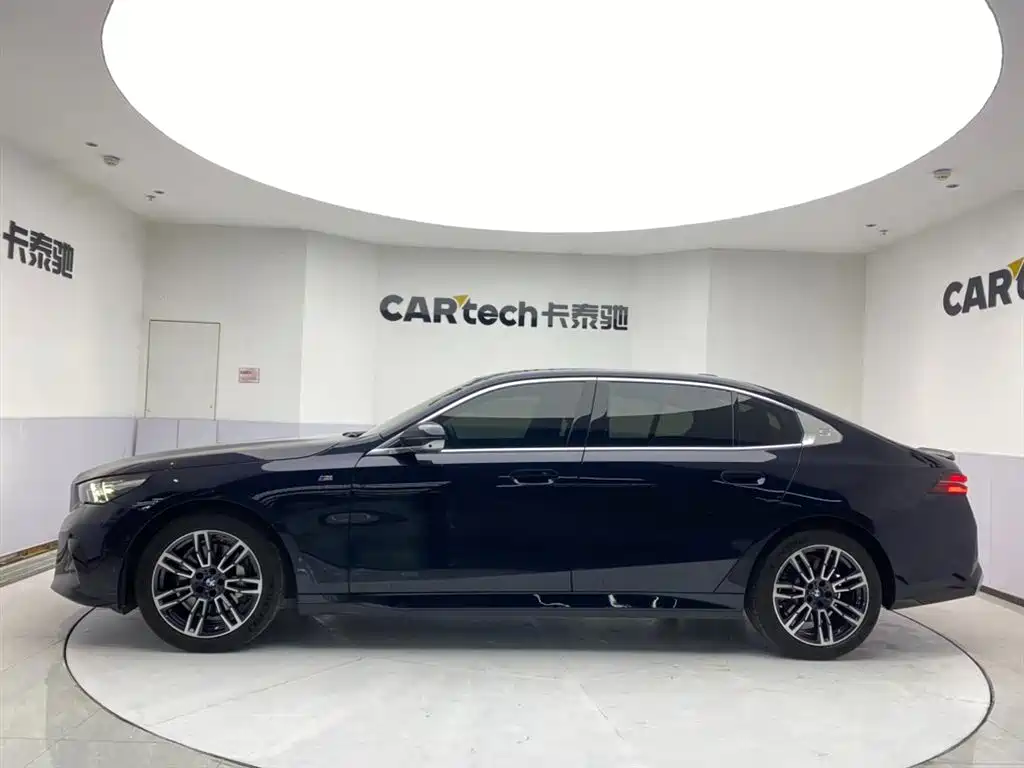 BMW 5 Series 2024 530Li Leading M Sport Package фото 8