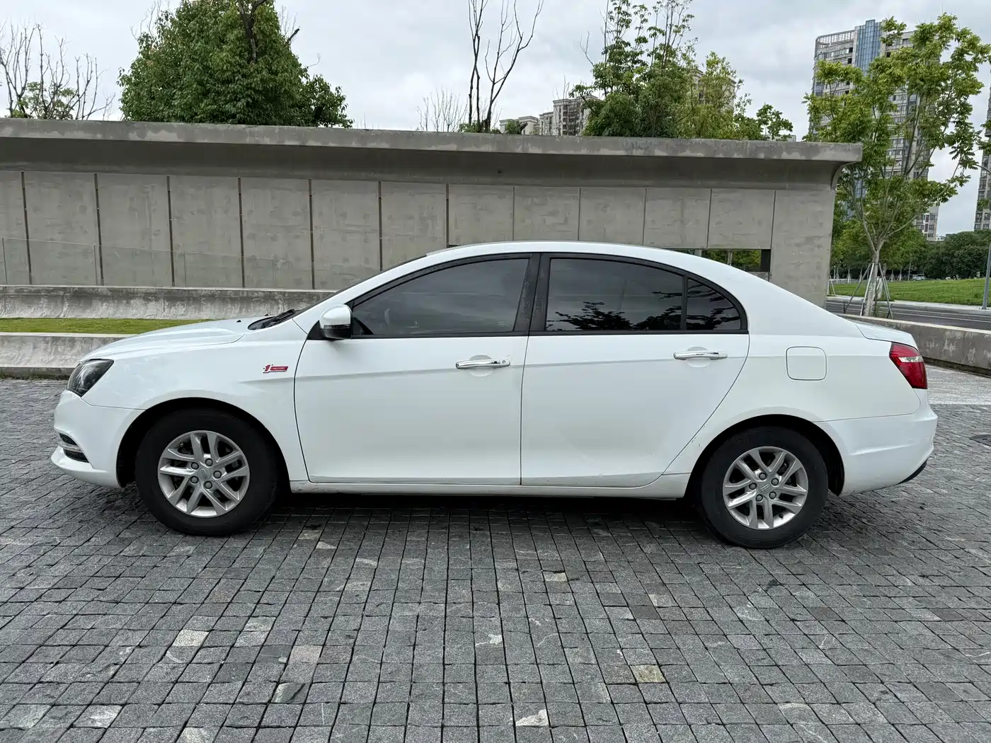 Фото 11 - Geely Emgrand