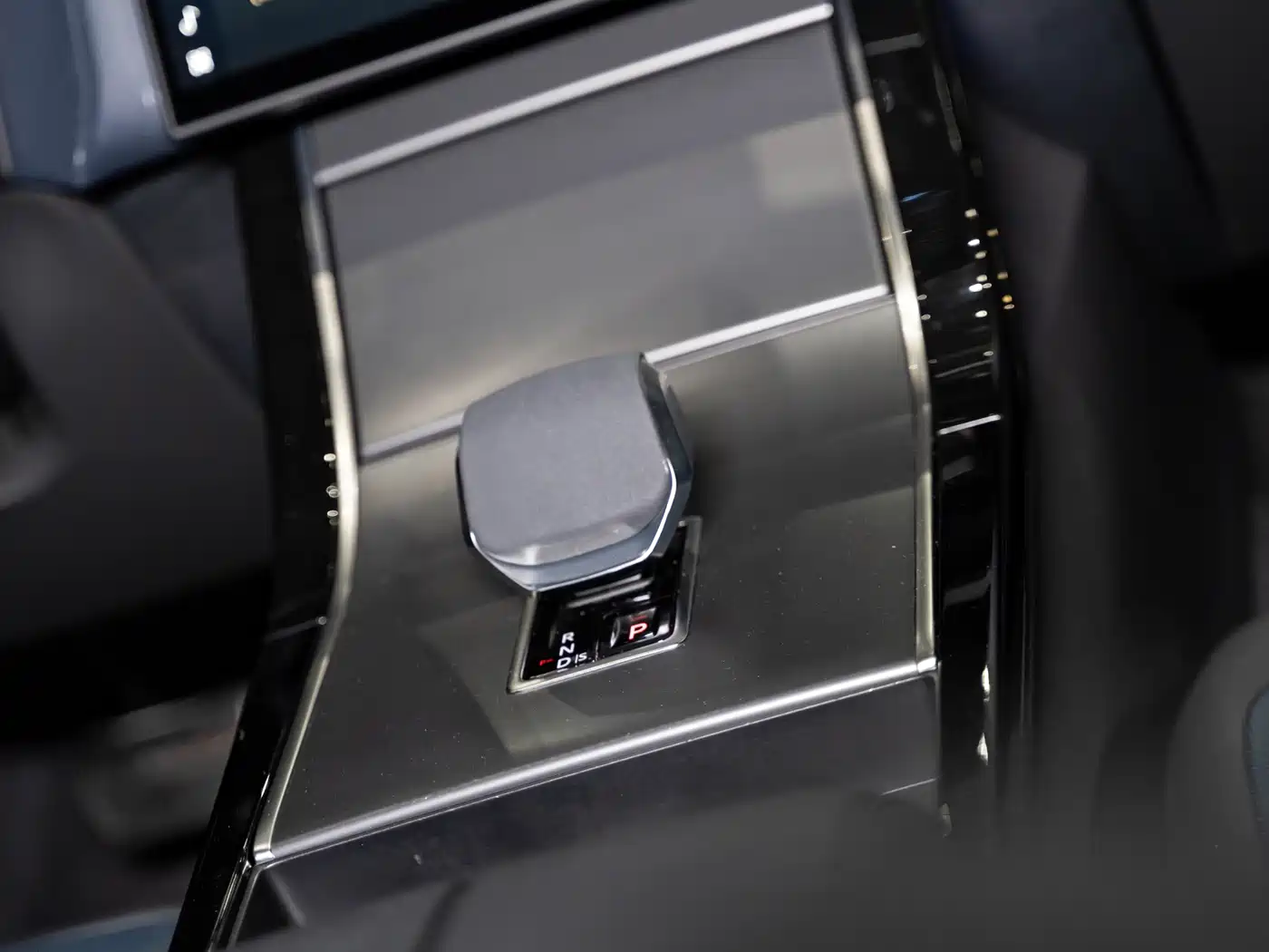 Land Rover Range Rover Velar 2024 Dynamic SE фото 15