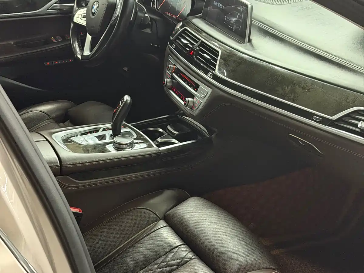 BMW 7 Series 2018 740Li Leading Type Excellence Package фото 9
