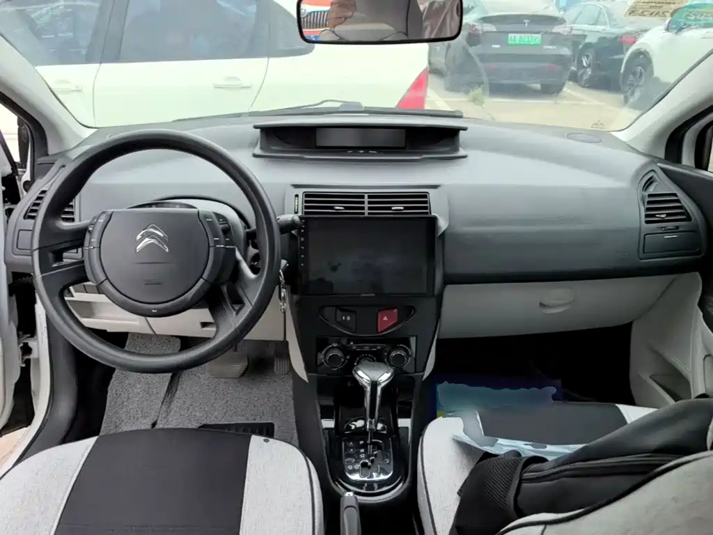 Citroën C-Quatre 2015 2013 Model Sedan 1.6L Automatic Premium Style
