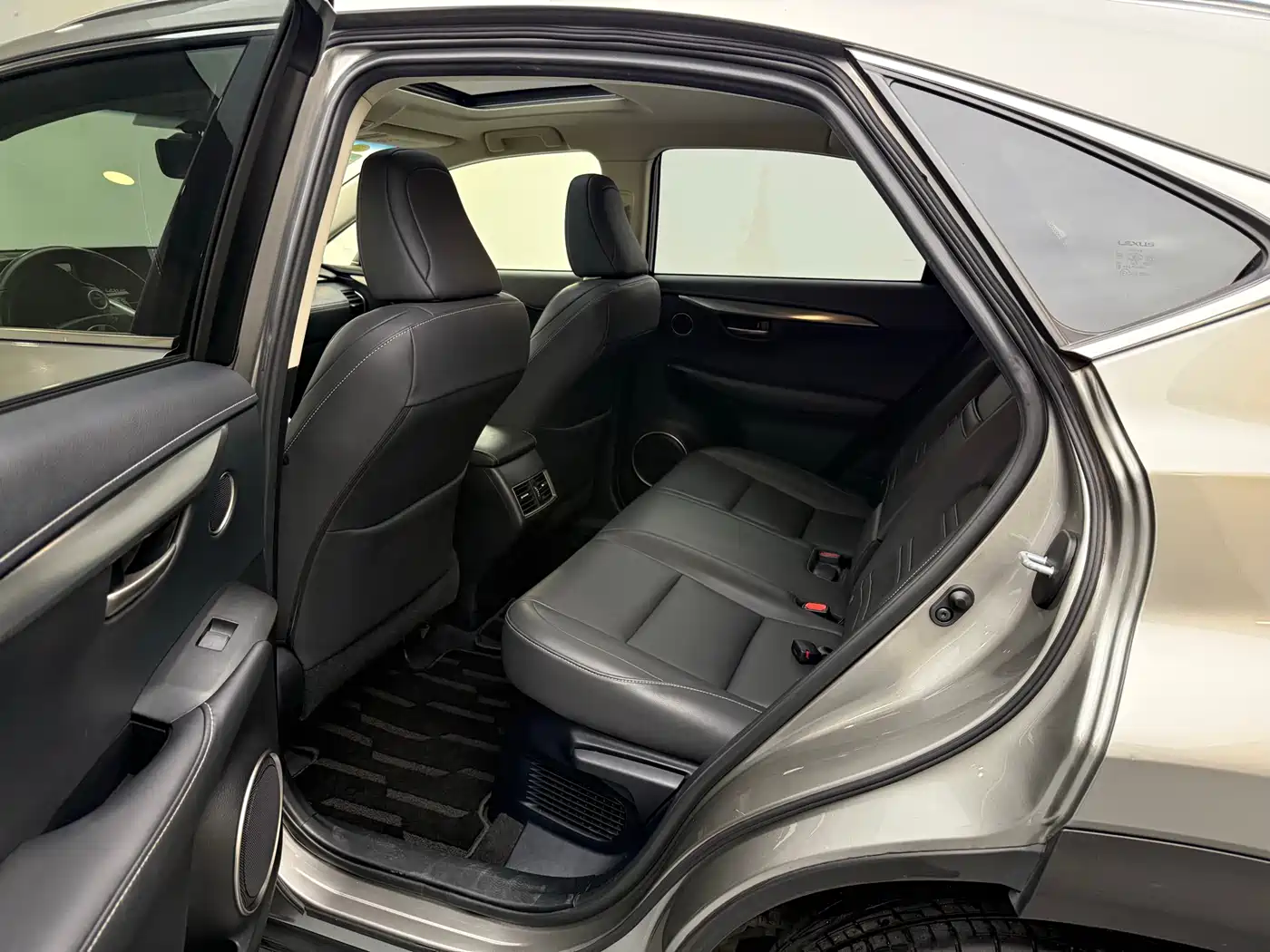 Lexus NX 2015 300h FWD Luxury фото 15
