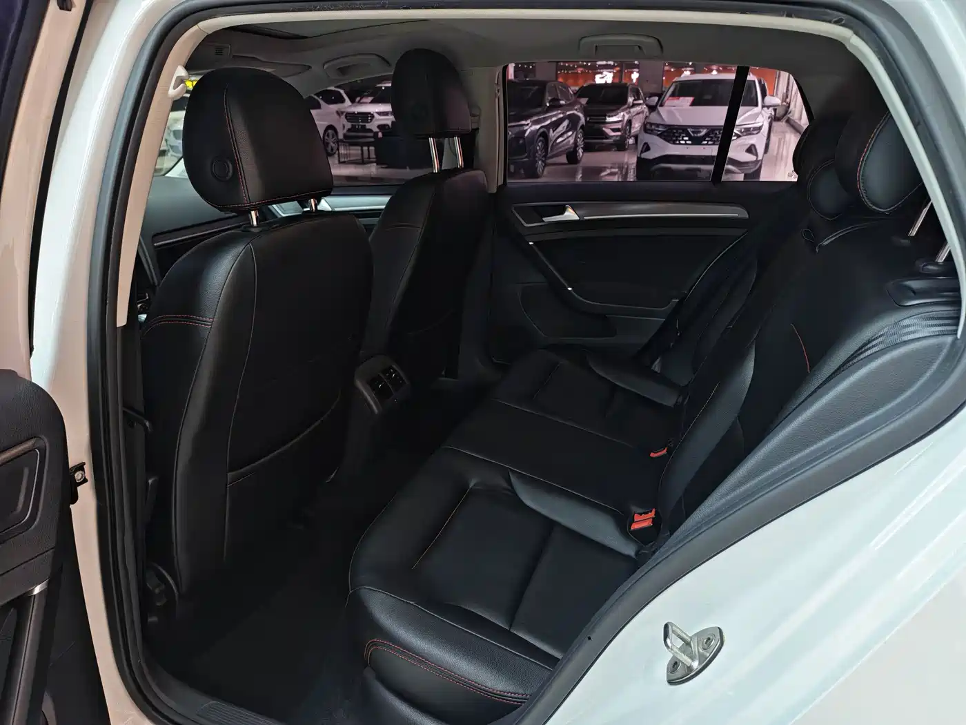 Volkswagen Golf 2017 1.6L Auto Comfort Millionth Edition фото 8