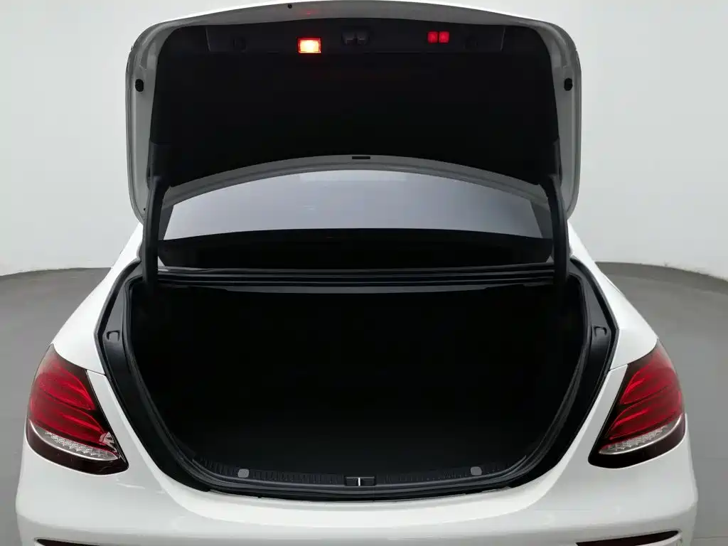 Фото 16 - Mercedes-Benz E-Class