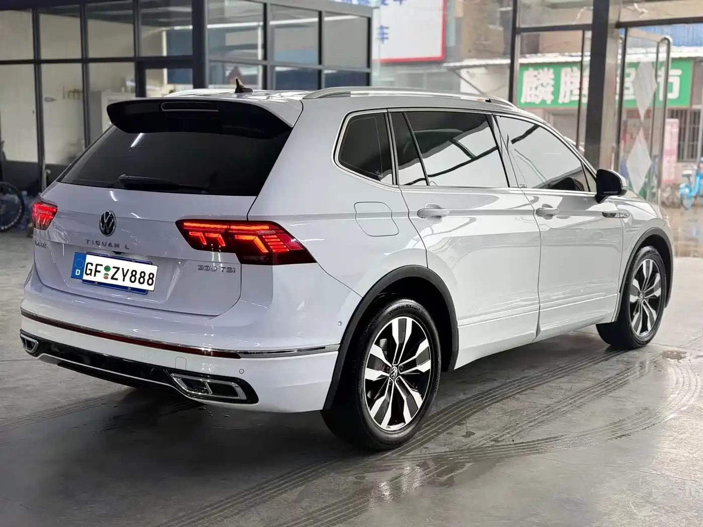 Volkswagen Tiguan L 2023 330TSI Auto 2WD R-Line Premium Edition фото 4
