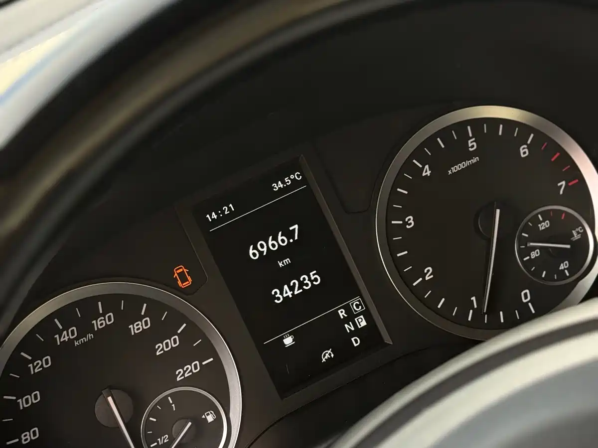 Mercedes-Benz Vito 2023 2.0T Elite 7-Seater фото 13
