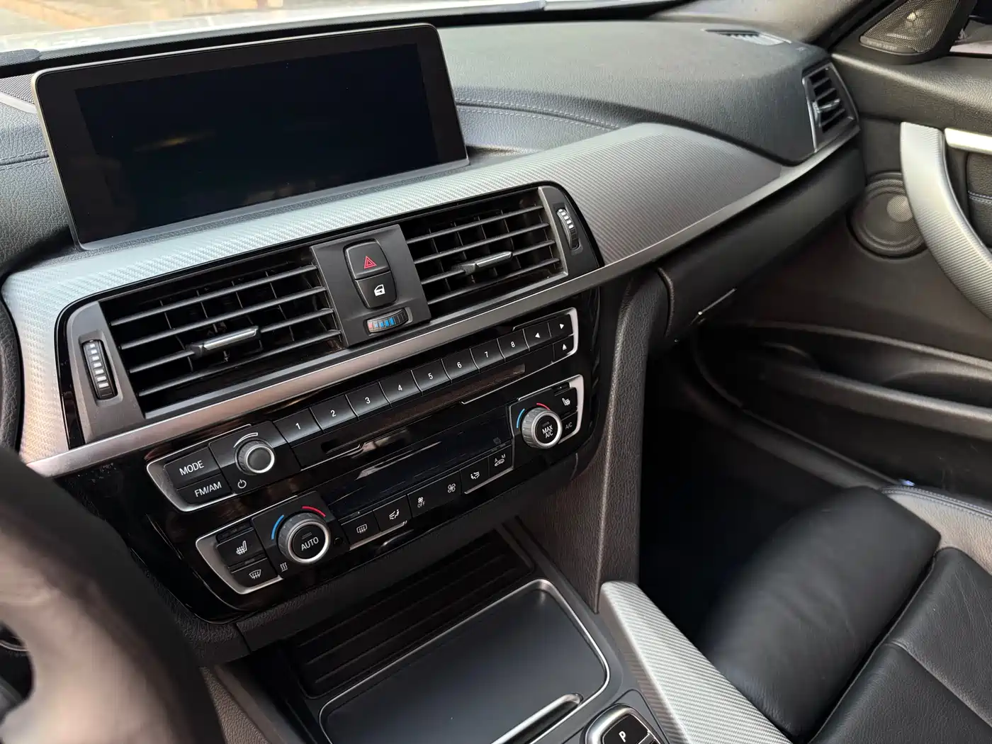 BMW 3 Series 2018 320i M Sport Black Night Edition фото 10