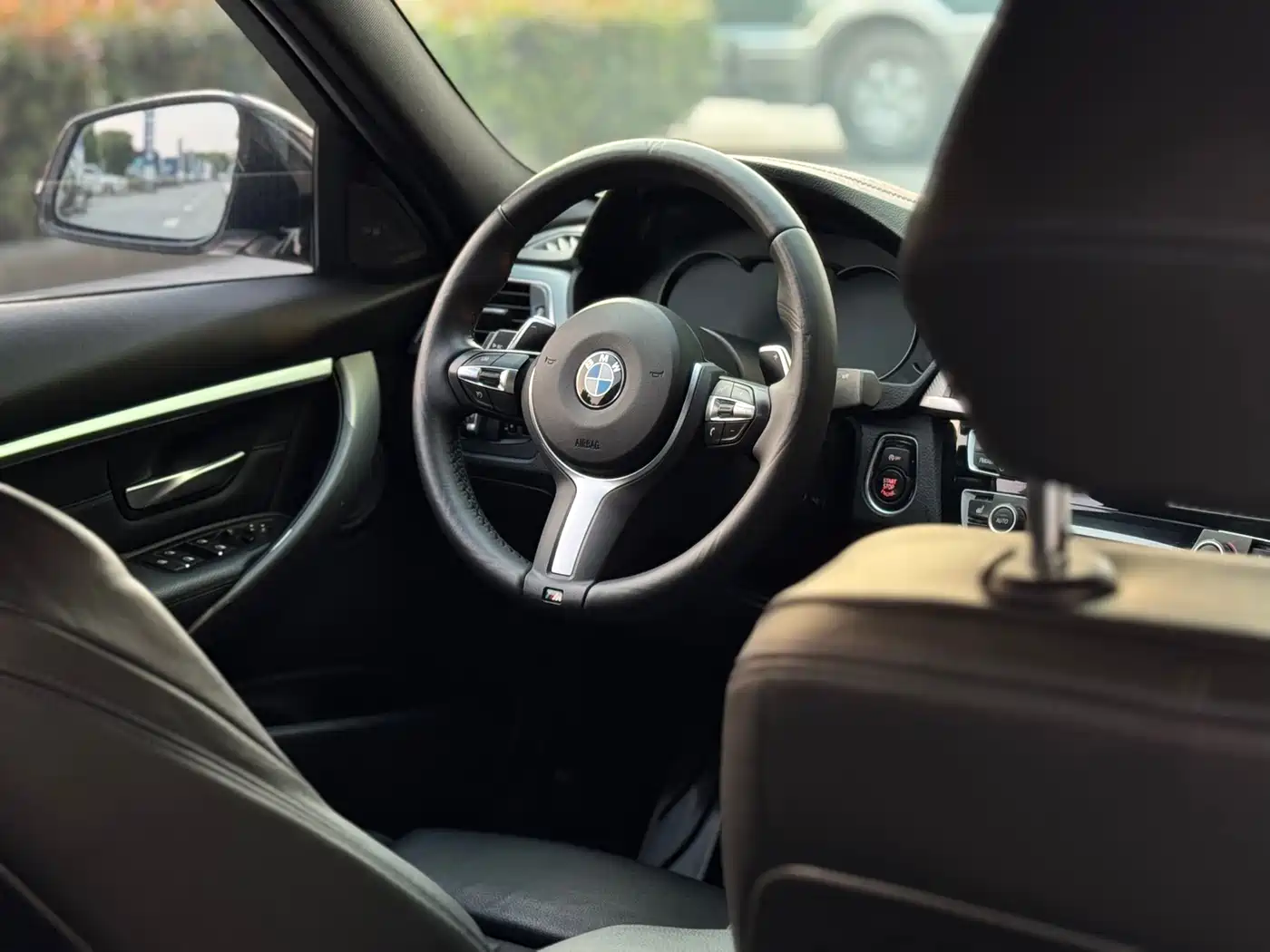BMW 3 Series 2018 320i M Sport Black Night Edition фото 13