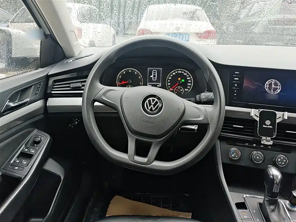 VOLKSWAGEN BORA