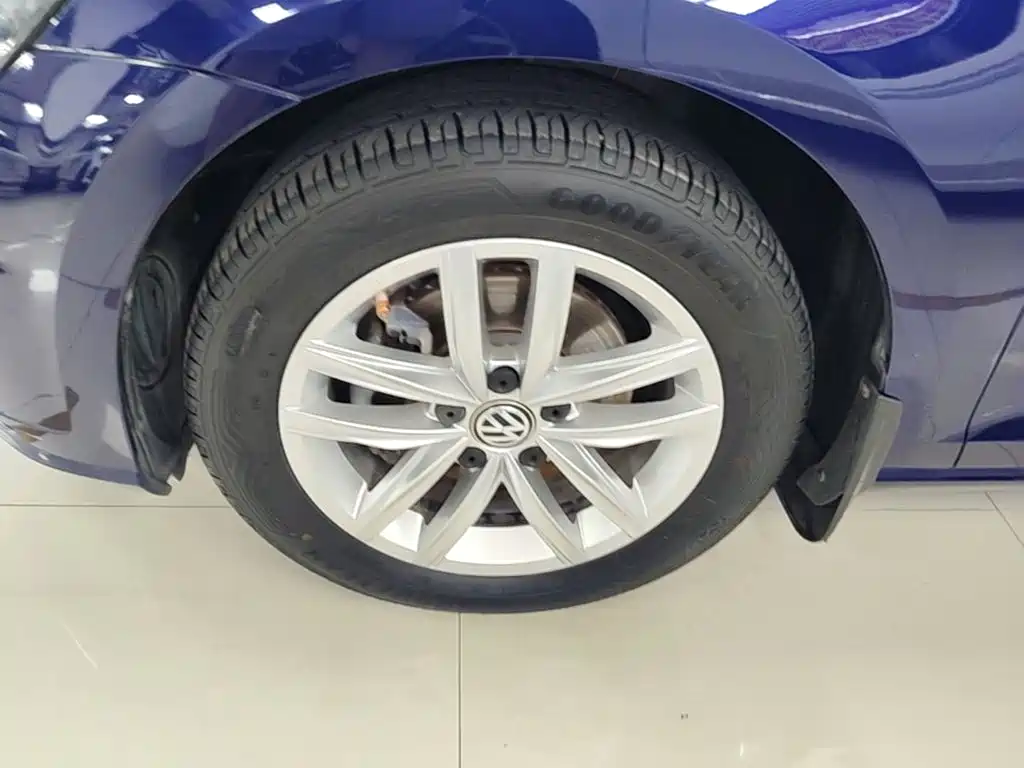 Фото 23 - Volkswagen Golf