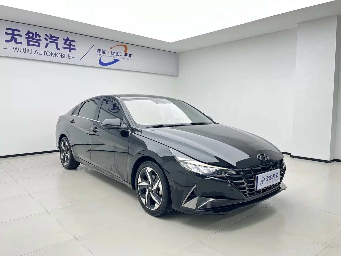 Hyundai Elantra 2022 1.5L CVT LUX Premium Edition фото 3