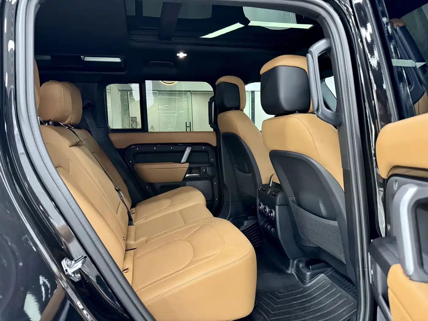 Land Rover Defender 2025 110 5.0T V8 фото 17