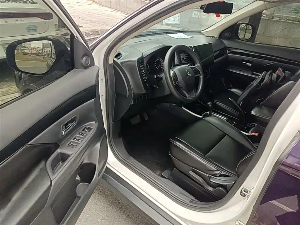 MITSUBISHI OUTLANDER