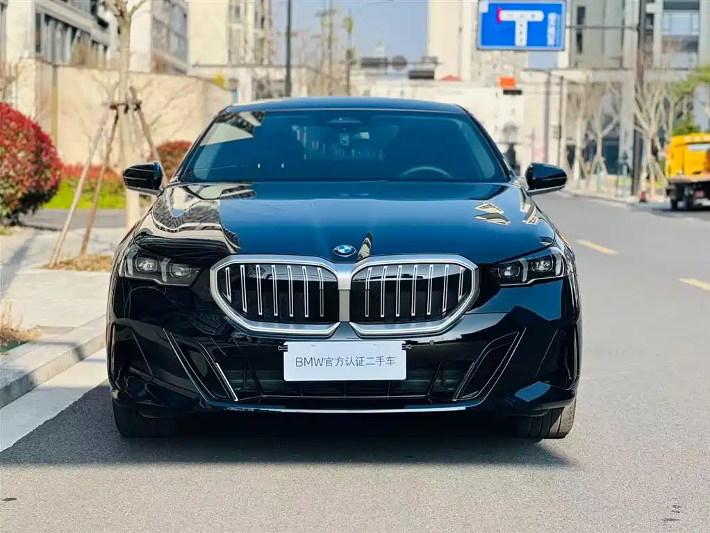 BMW 5 Series 2026 525Li M Sport Package фото 4