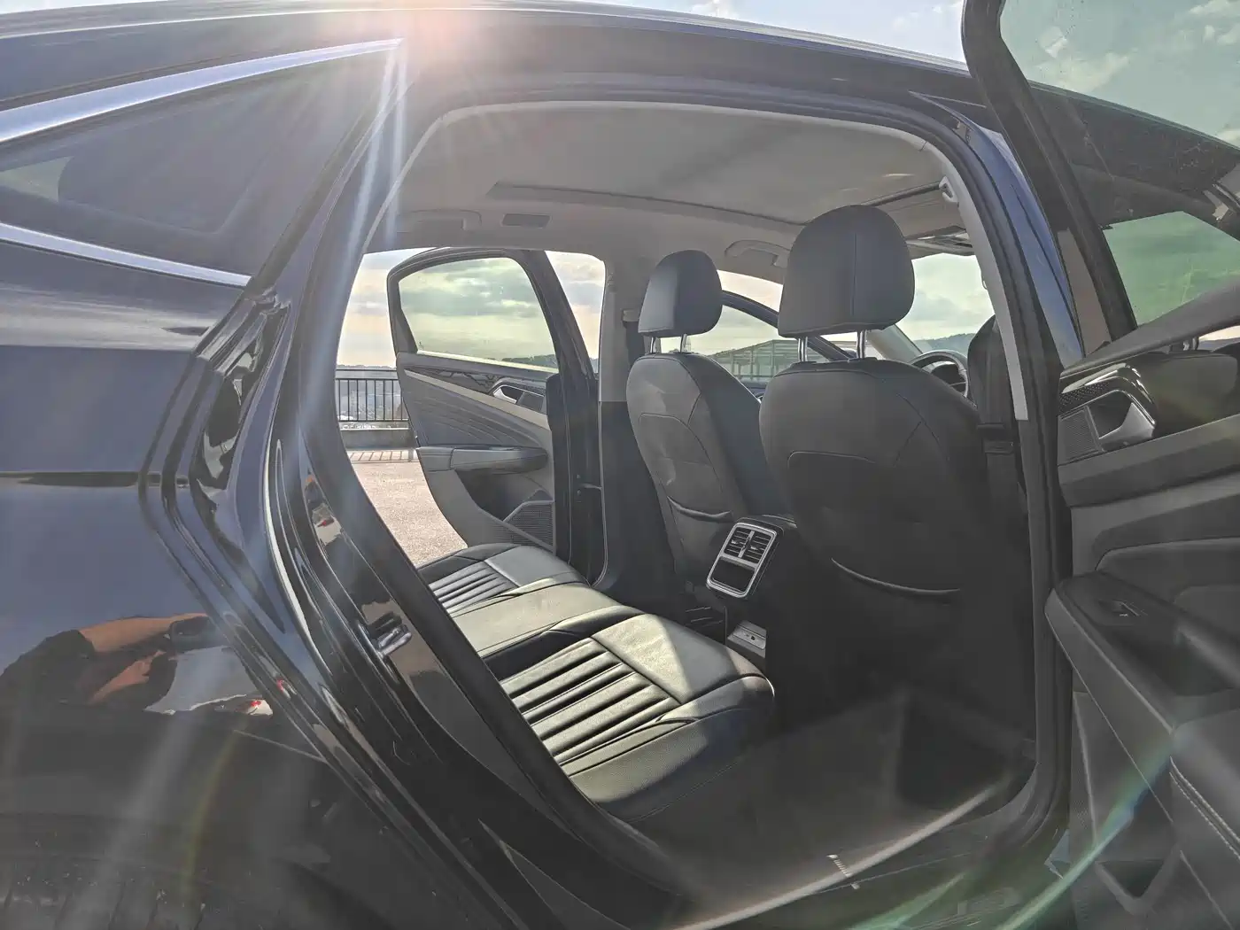 Volkswagen Passat 2022 330TSI Starlight Elite Edition фото 15