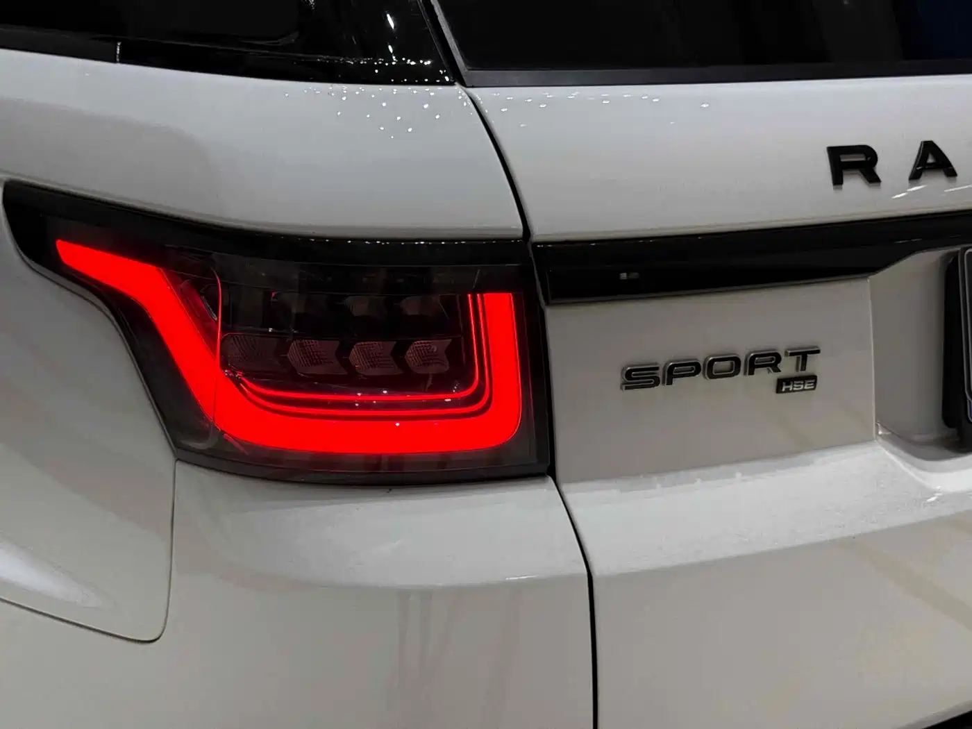 Land Rover Range Rover Sport 2021 3.0 L6 Gloss Black Edition фото 10