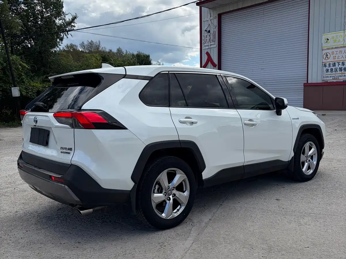 Фото 7 - Toyota RAV4