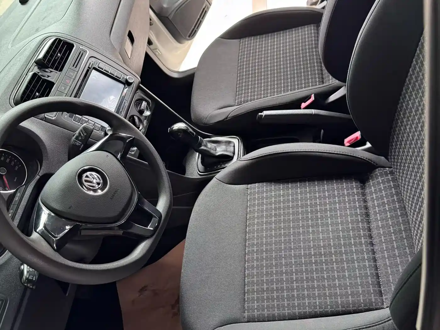 Volkswagen Polo 2014 1.4L Automatic Comfort Edition фото 8