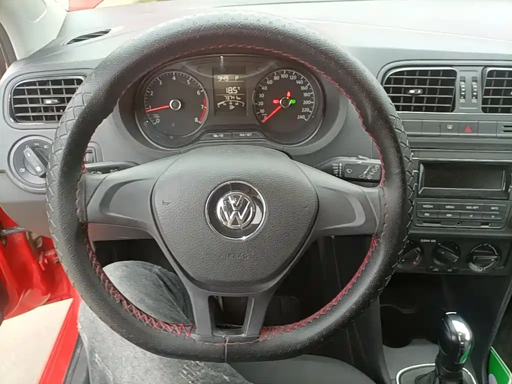 Volkswagen Polo 2016 1.4L Automatic Trend фото 11