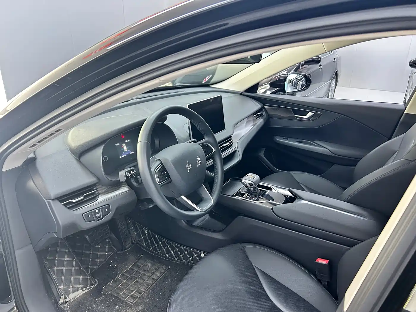 Hongqi E-QM5 2022 431km Charging Enjoyment Edition фото 6