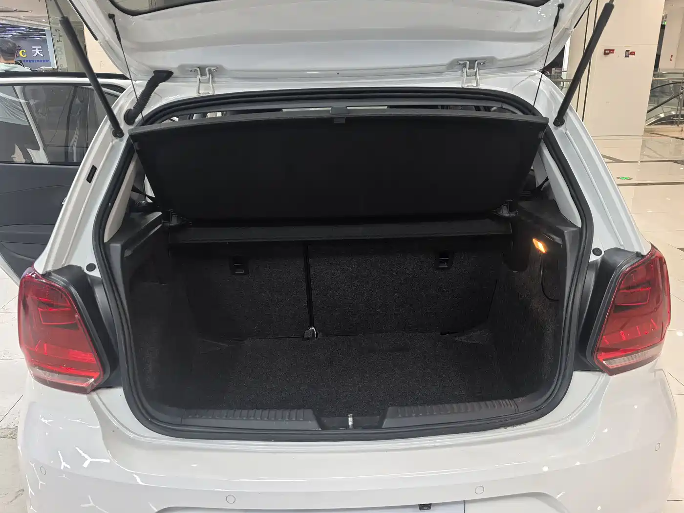 Volkswagen Polo 2014 1.4L Automatic Comfort Edition фото 13