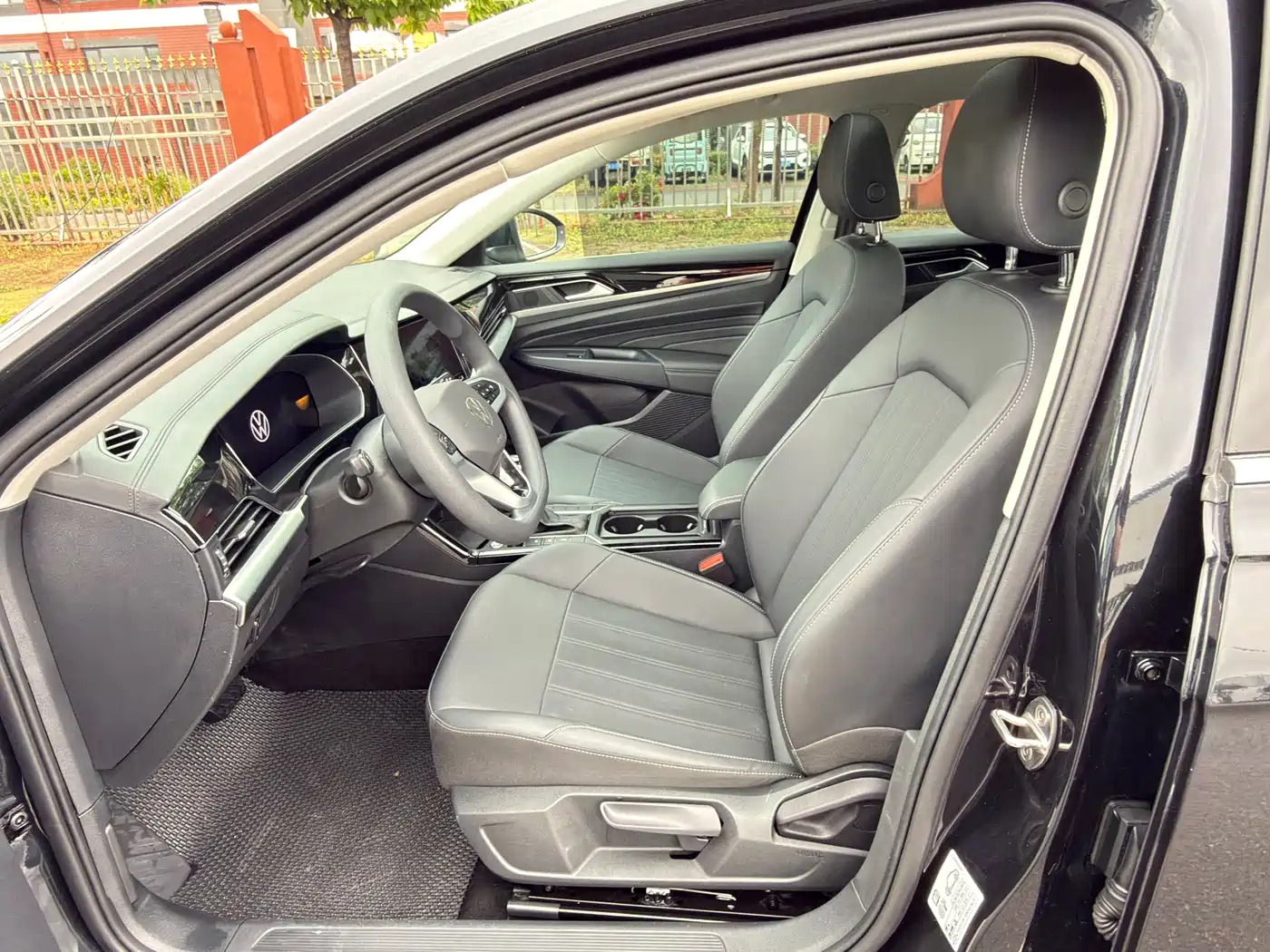 Volkswagen Passat 2025 Outstanding 280TSI Business Edition фото 12