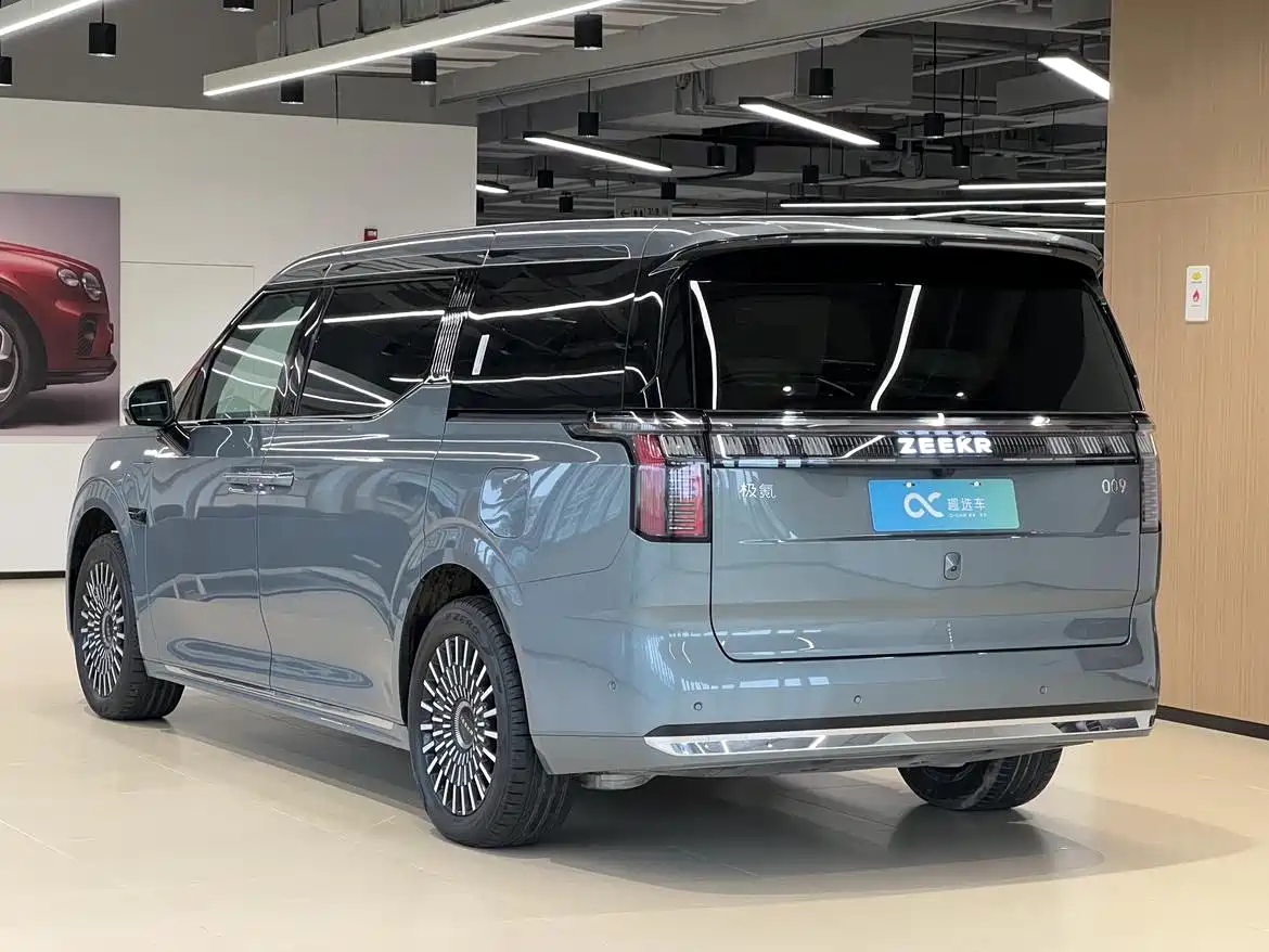 ZEEKR 009 2025 2024 6-seat Executive AWD 108kWh