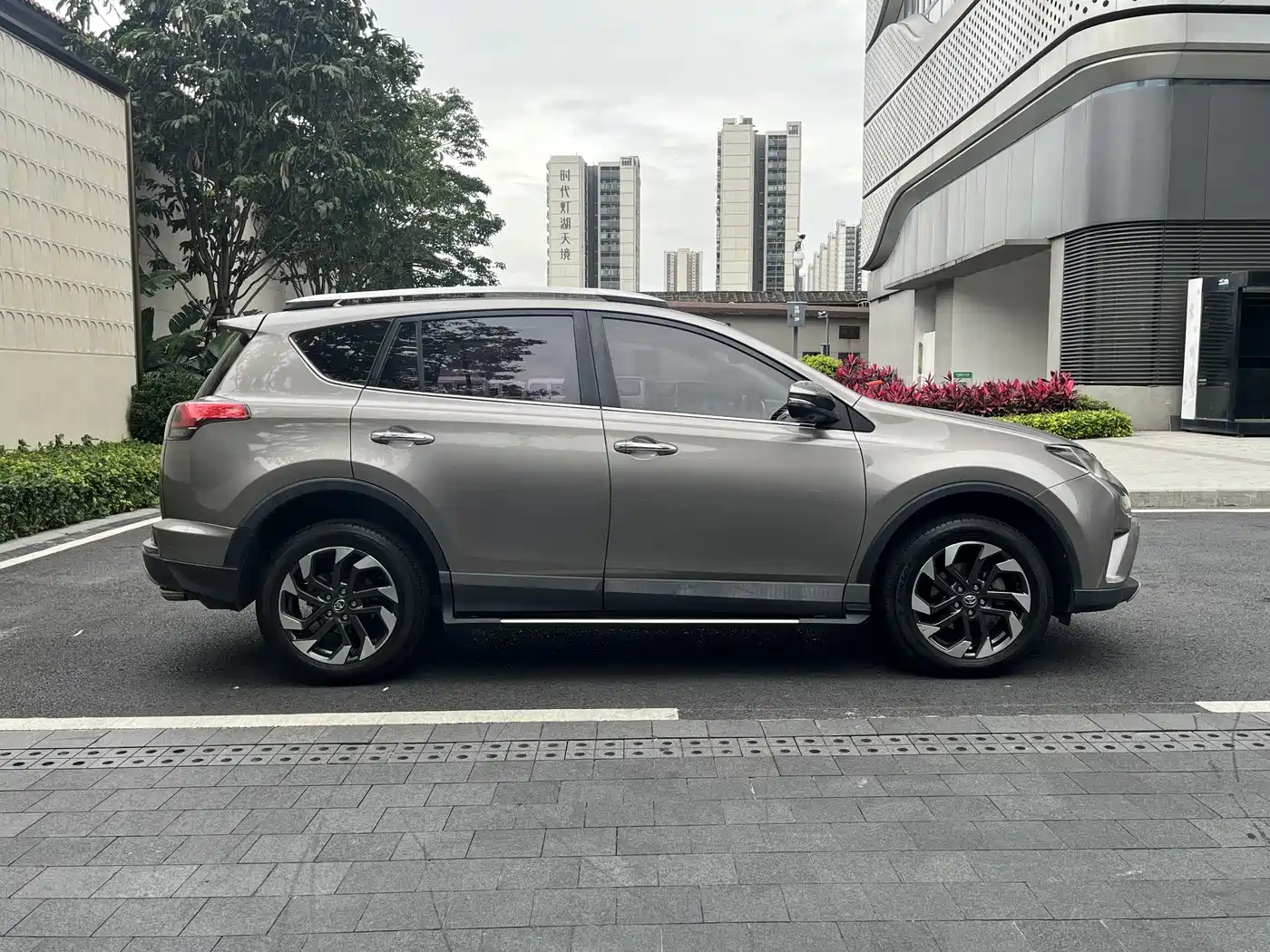 Toyota RAV4 Rongfang 2016 2.5L Automatic 4WD Elite фото 6