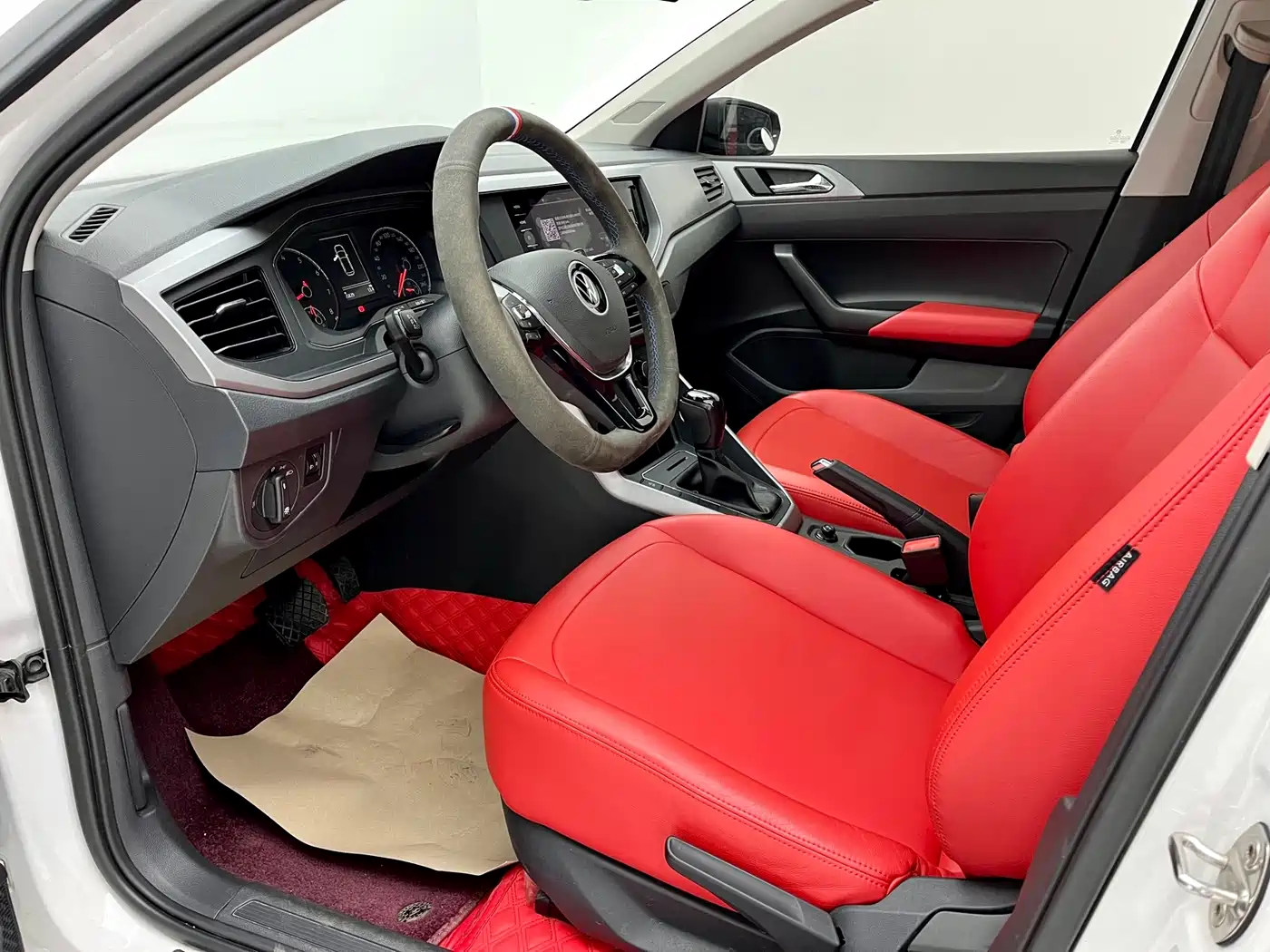 VOLKSWAGEN POLO