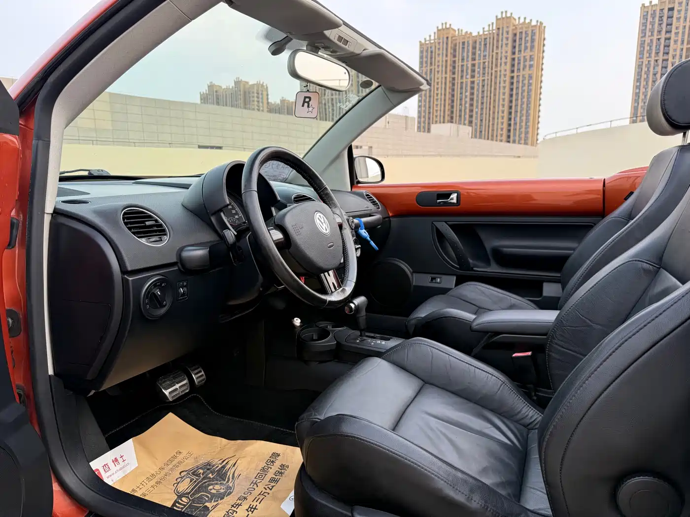 Volkswagen Beetle 2010 Model 2.0 BlackOrange Convertible Luxury Edition фото 4