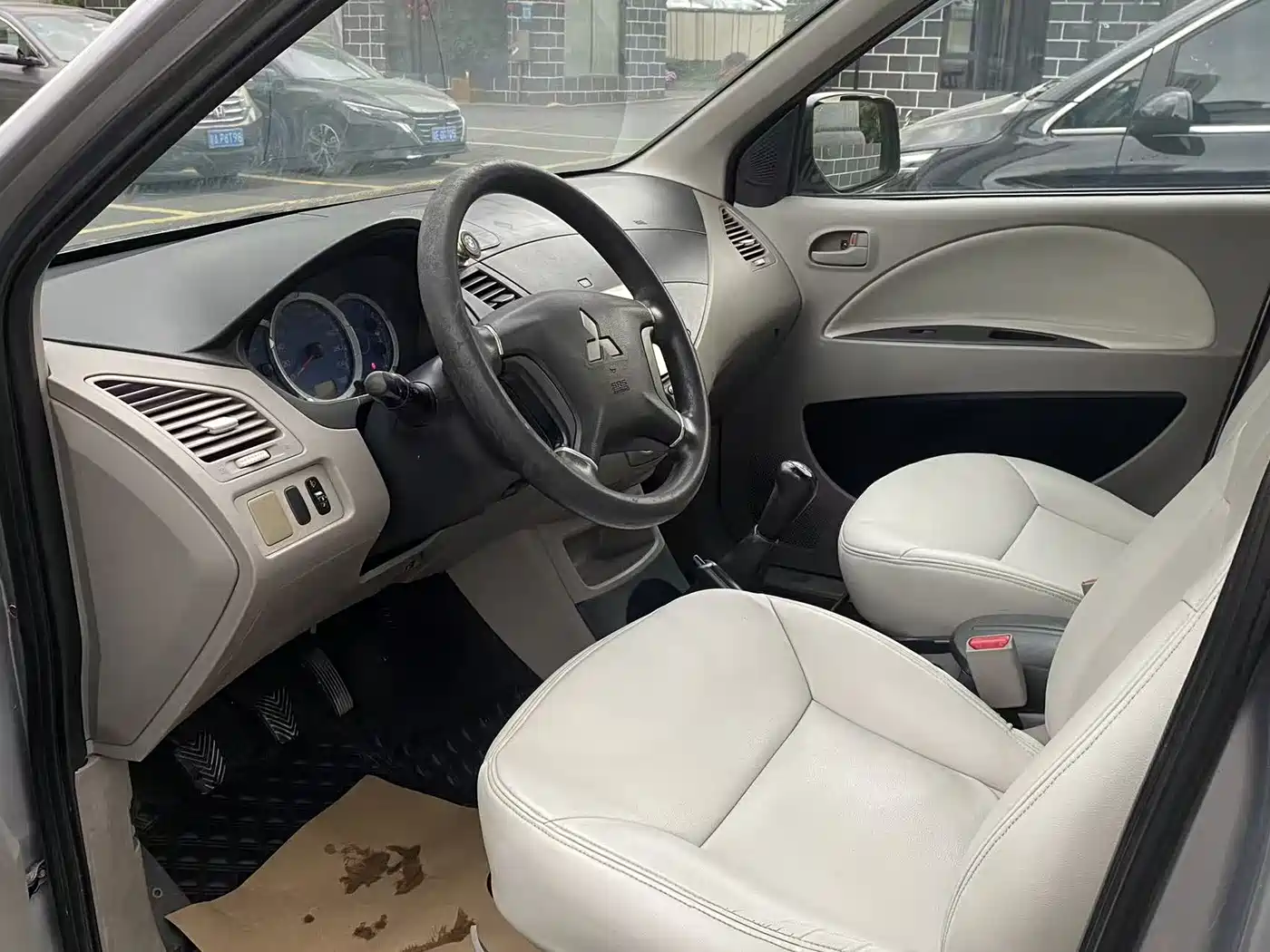 Mitsubishi Zinger 2011 2.0L Manual Luxury фото 10