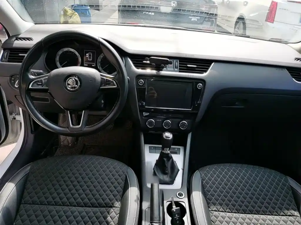 Škoda Octavia 2018 1.6L Automatic Luxury фото 10