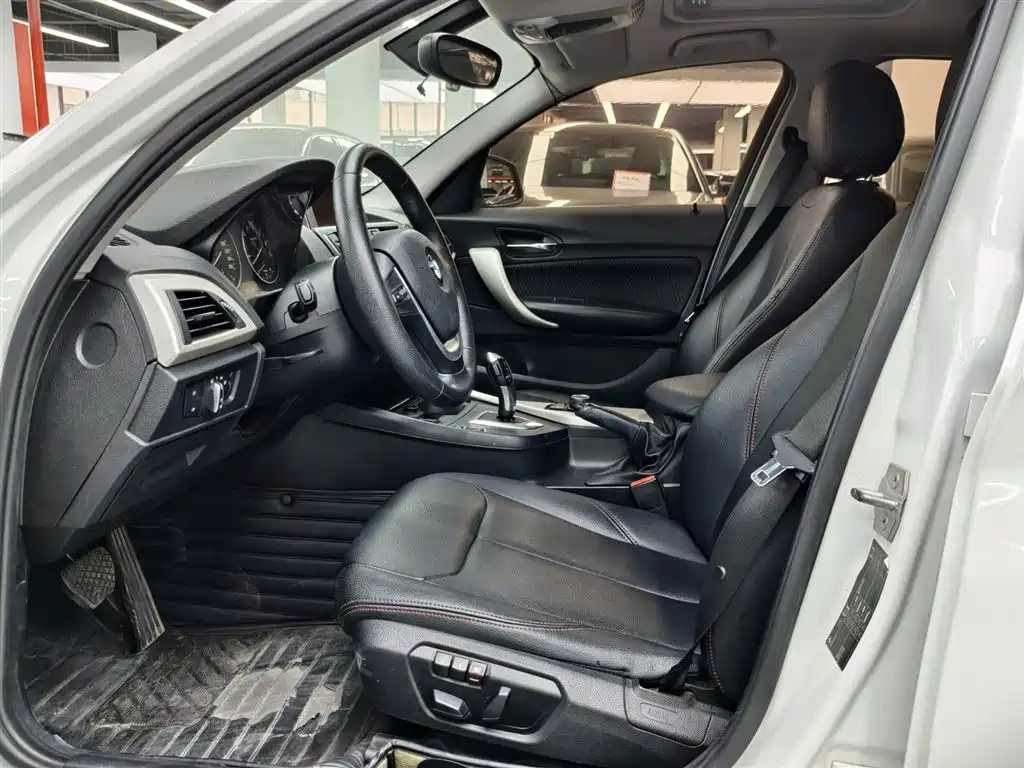 BMW 1 Series (Import) 2015 120i Leading фото 4