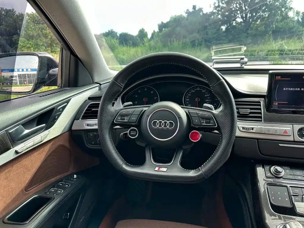 Фото 21 - Audi A8
